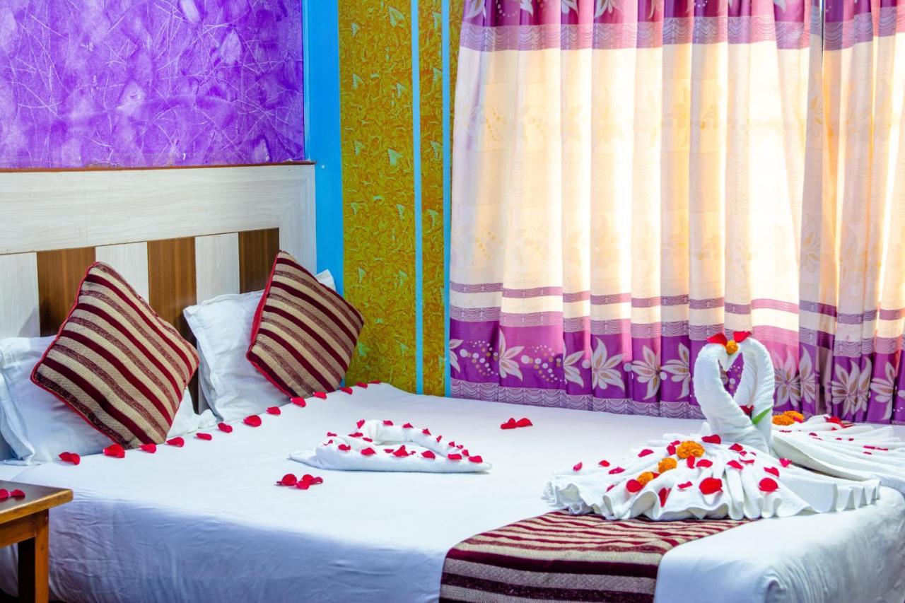 Hotel Middle Point Pvt Ltd Покхара Экстерьер фото
