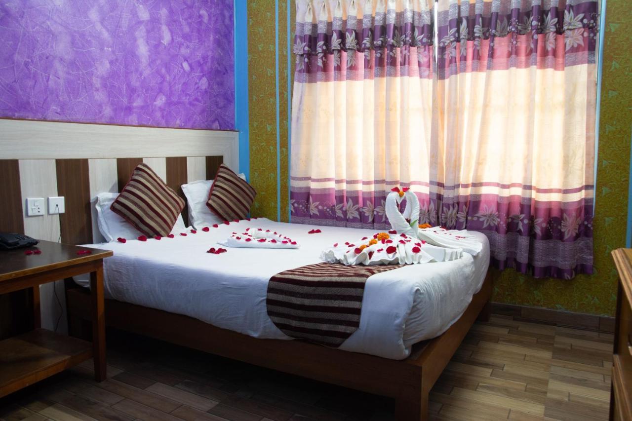 Hotel Middle Point Pvt Ltd Покхара Экстерьер фото