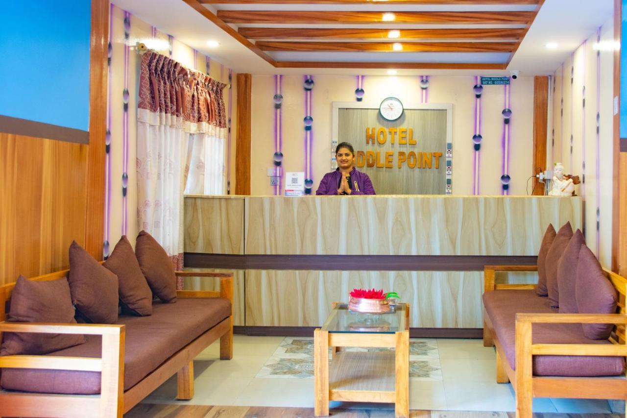 Hotel Middle Point Pvt Ltd Покхара Экстерьер фото