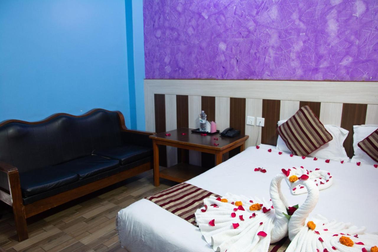 Hotel Middle Point Pvt Ltd Покхара Экстерьер фото