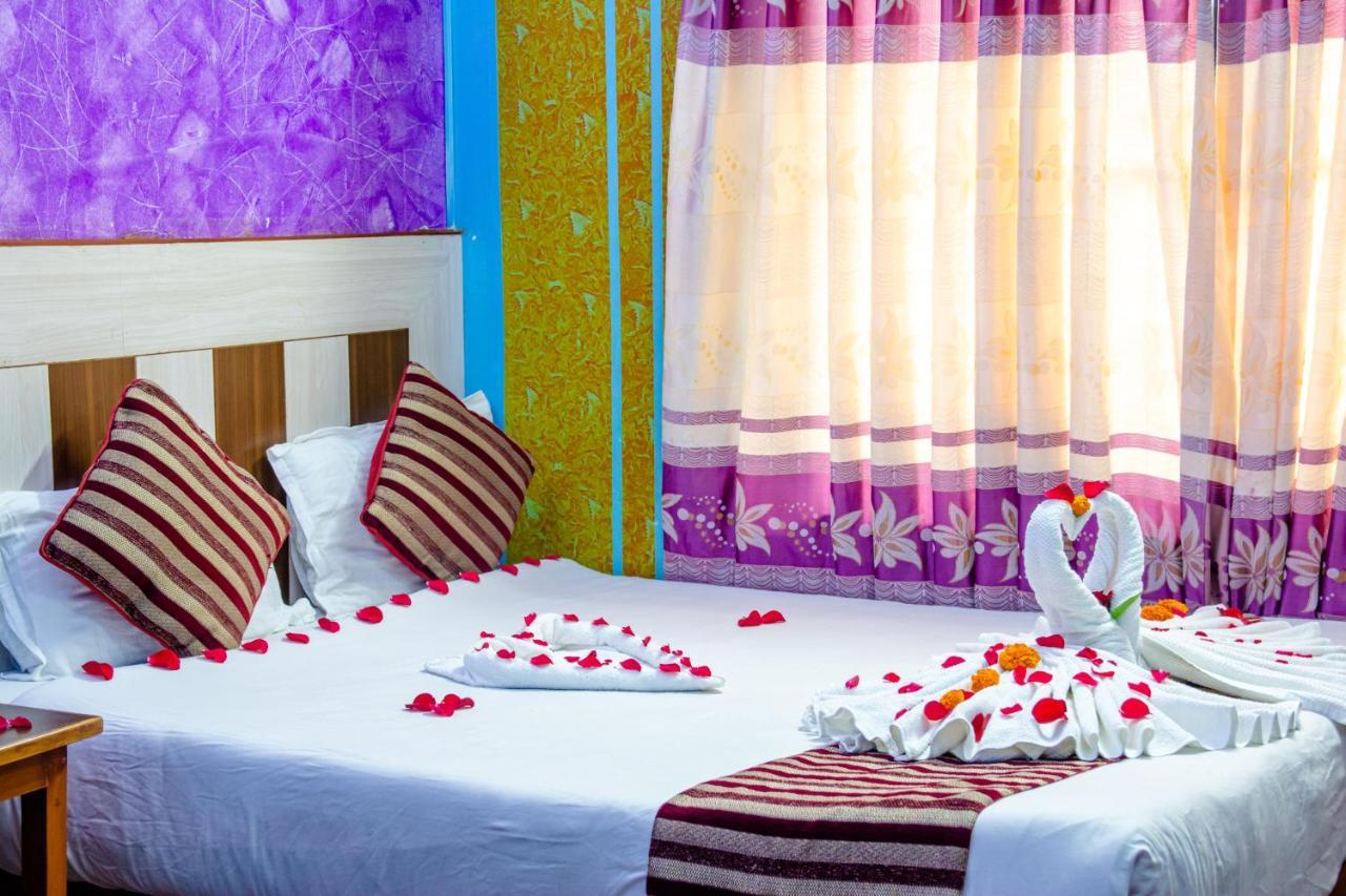 Hotel Middle Point Pvt Ltd Покхара Экстерьер фото