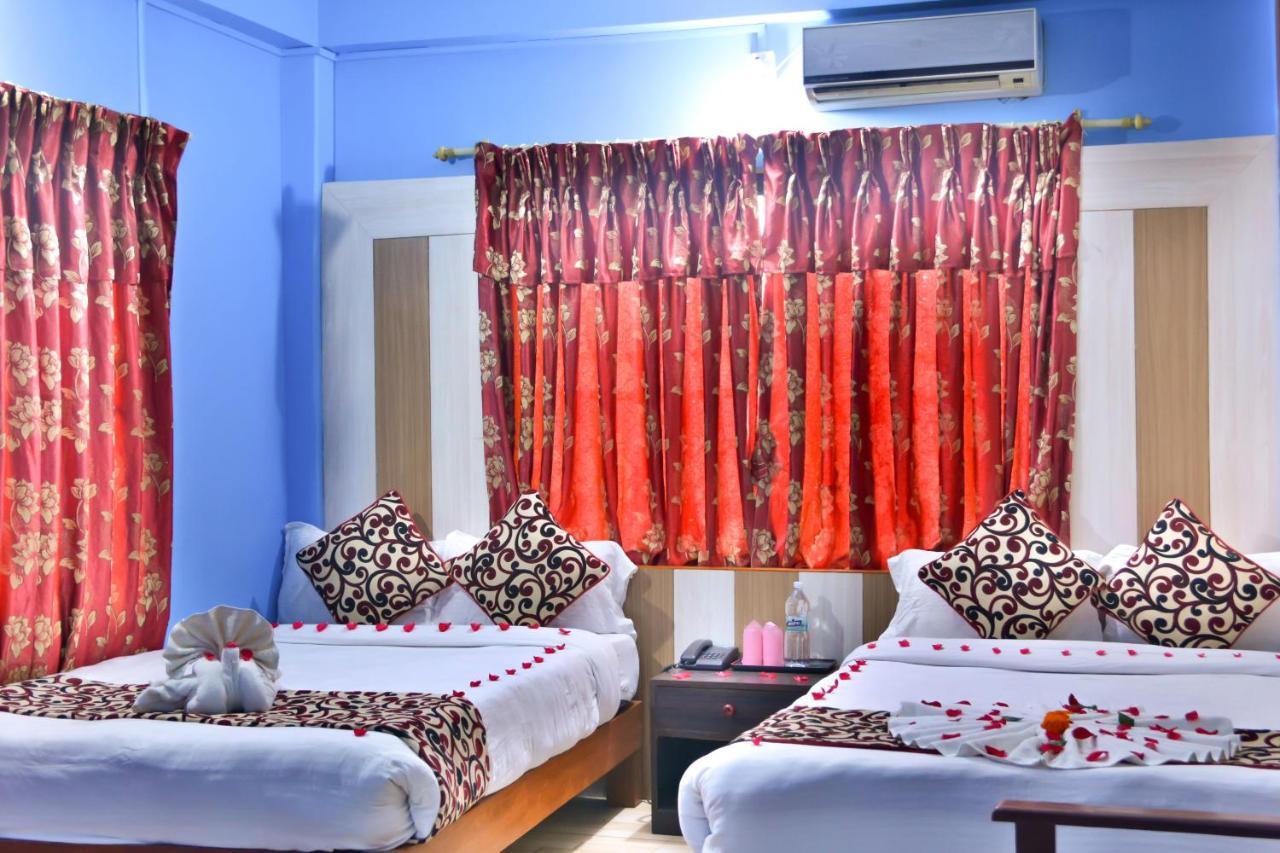 Hotel Middle Point Pvt Ltd Покхара Экстерьер фото