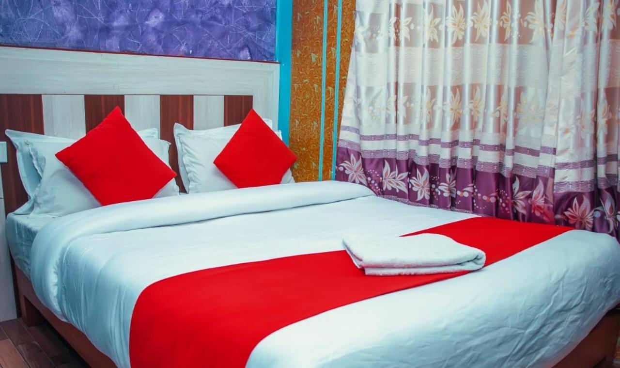 Hotel Middle Point Pvt Ltd Покхара Экстерьер фото